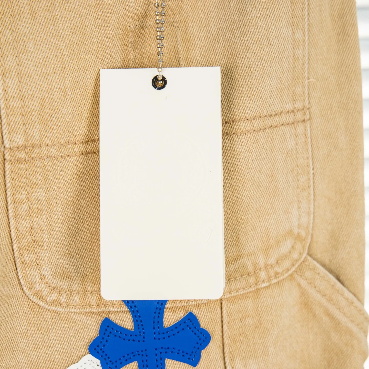 P280 Chrome Hearts khaki denim and white and blue multi-leather popular couple jeans are a hot trend this season and are sought after by countless celebrities and fashionistas. The neat details of the cutting process add color to the playful fashion! The neat and meticulous design, and the well-fitting structure is unique. The upper body not only has outstanding recognition, but also looks younger and younger. A style with the ultimate wearing meaning and performance, gorgeous color matching, and the craftsmanship of this style is also extremely extraordinary. After the finished product is washed, it is disassembled and hand-made with sheepskin cross leather and then spliced ​​together to complete. The whole piece has too many craftsmanship to describe. It is decorated with patchwork cross flowers and high-waisted washed jeans! ! Absolutely high-end luxury product, a god-level single product, a super popular product, made with top heavy industry, a must-see magic weapon that can't be missed. Style number: 1827# Size: 30 32 34 36 Color: Khaki